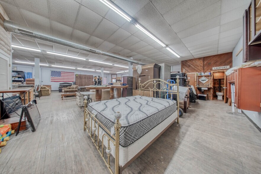 More Photos Of 105 E Walnut St, Houston Freestanding For Sale