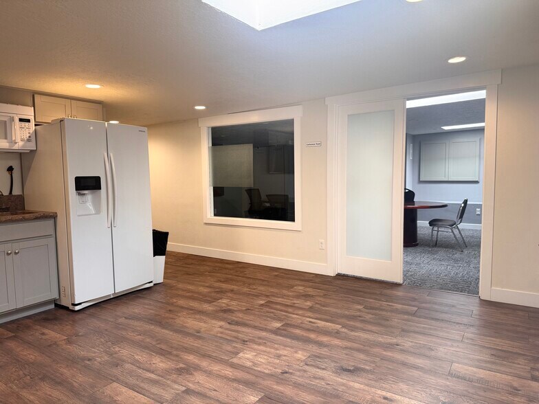 More Photos Of 518-540 S Commerce Dr, Orem Warehouse For Lease