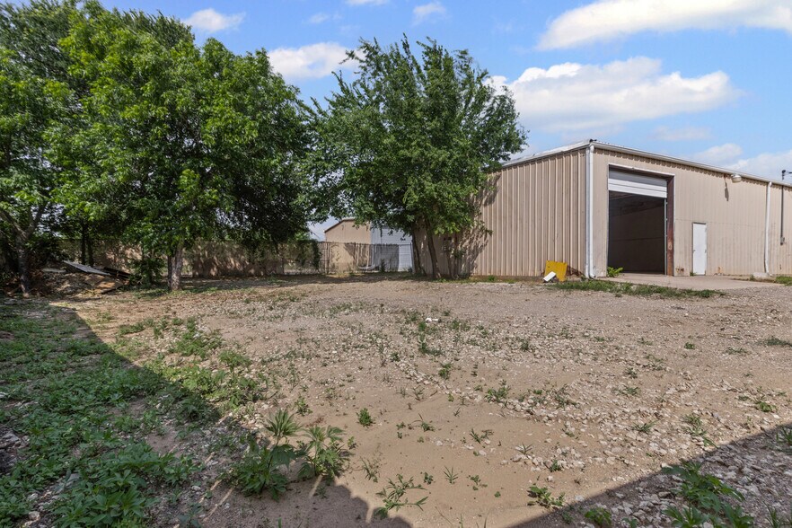 More Photos Of 4715 Turner Warnell Rd, Arlington Warehouse For Sale