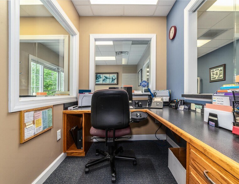 More Photos Of 25 Crossing Ln, Lexington Office For Sale