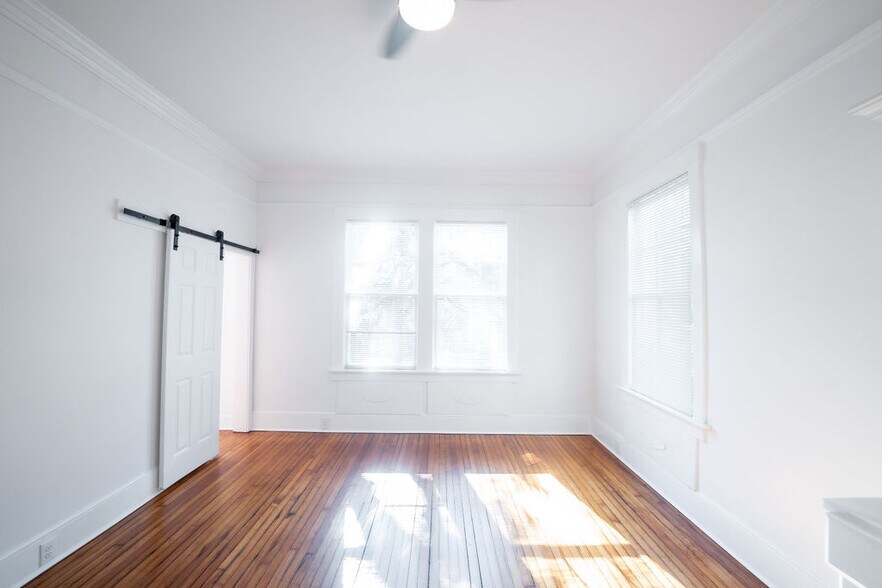 More Photos Of 306 E Victory Dr, Savannah Apartments For Sale