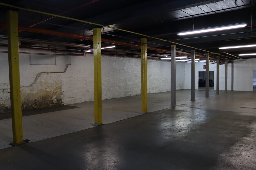 More Photos Of 25 Esten Ave, Pawtucket Showroom For Lease