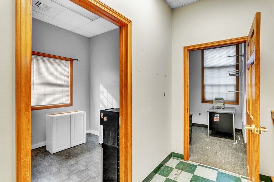 More Photos Of 1361 Memorial Dr, Chicopee Veterinarian Kennel For Sale