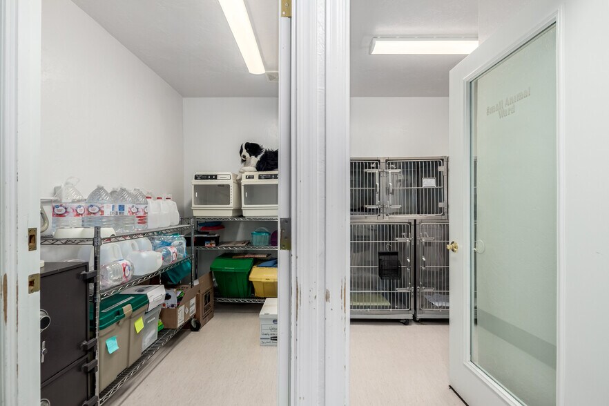 More Photos Of 20 W Dunlap Rd, Phoenix Veterinarian Kennel For Sale