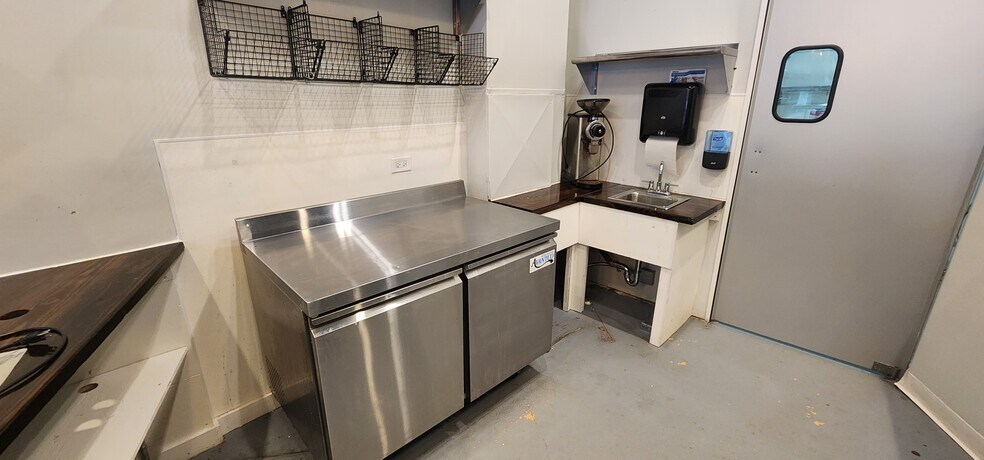 More Photos Of 1745 W Division St, Chicago Storefront For Lease