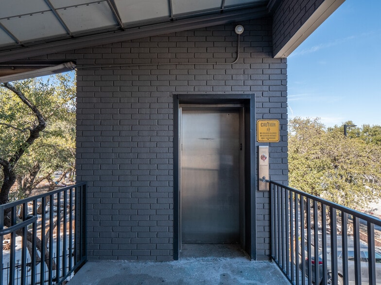 More Photos Of 12129 Ranch Road 620 N, Austin Unknown For Lease