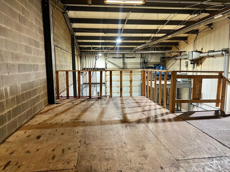 More Photos Of 33549 E Royalton Rd, Columbia Station Light Manufacturing For Sale