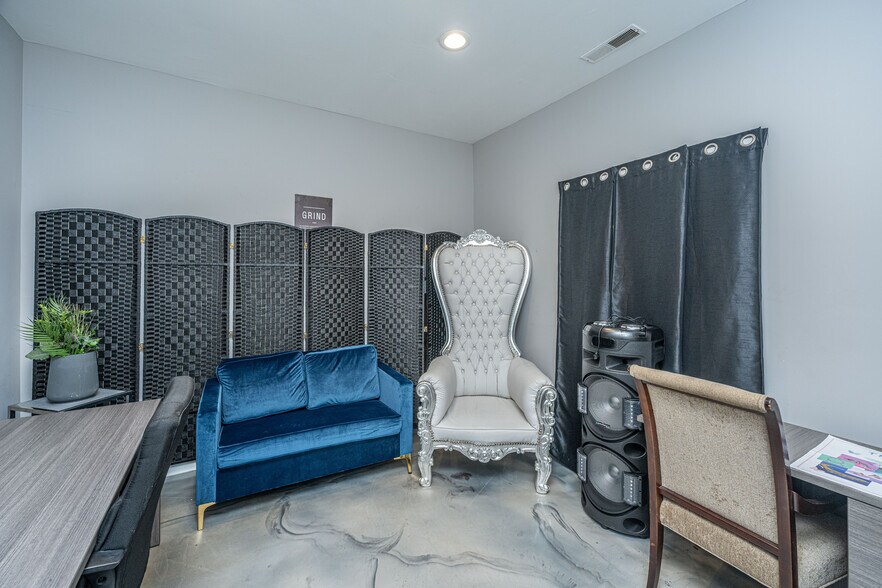 More Photos Of 622 Old Trolley Rd, Summerville Storefront For Sale