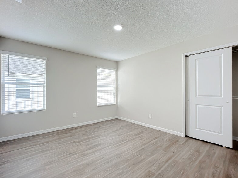 More Photos Of 9556 Hood Rd, Jacksonville Apartments For Sale