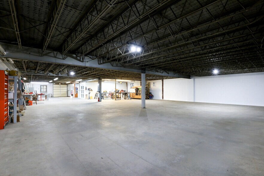 More Photos Of 18 W Currahee St, Toccoa Showroom For Sale