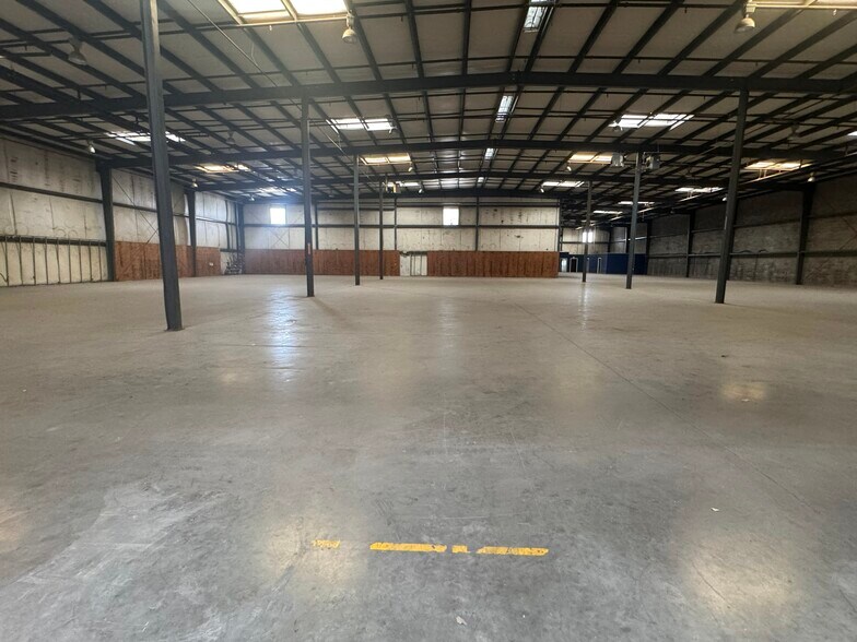 More Photos Of 204 N WW White Rd, San Antonio Distribution For Lease