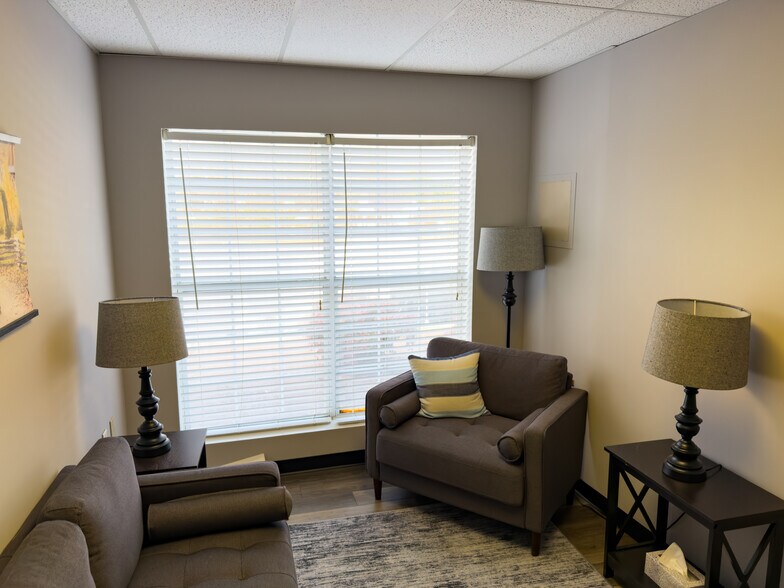 More Photos Of 634 Main St, Forest Park Flex For Sale