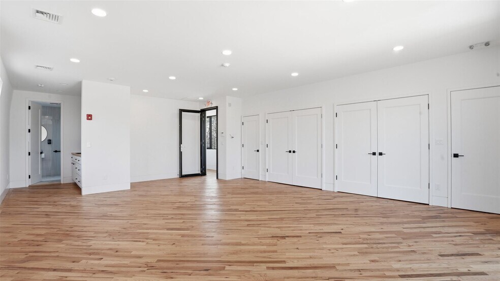 More Photos Of 200 W Montauk Hwy, Hampton Bays Freestanding For Lease
