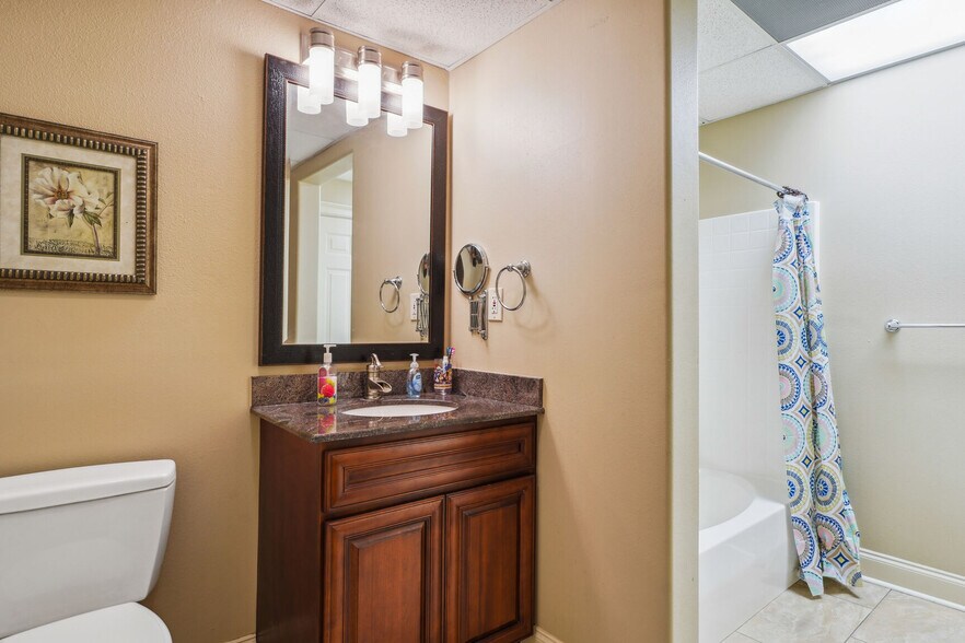 More Photos Of 2501 Florida Ave, Kenner Light Distribution For Sale