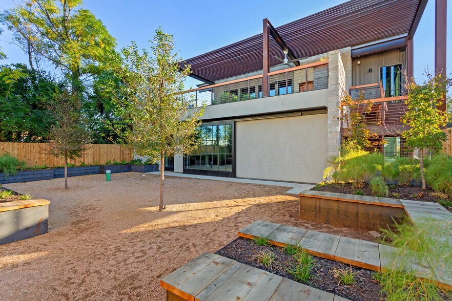 More Photos Of 201-207 E Saint Elmo Rd, Austin Unknown For Lease