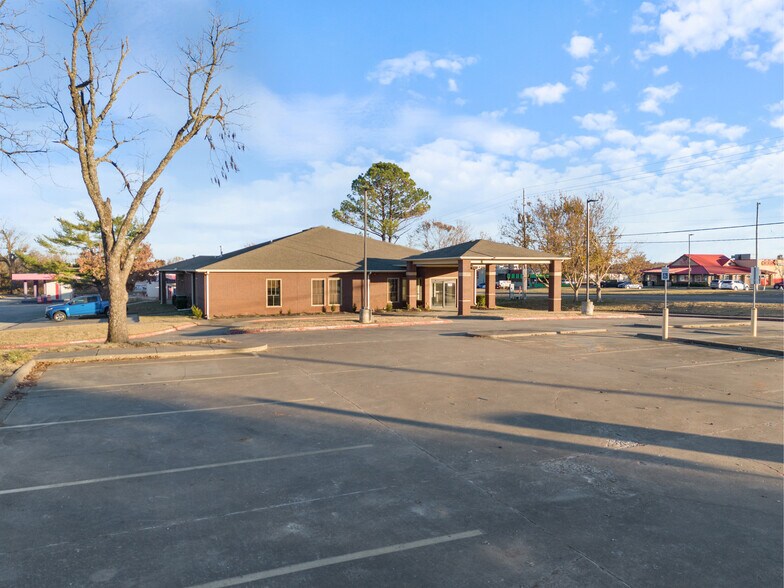 More Photos Of 101 N 37th St, Rogers Medical For Lease