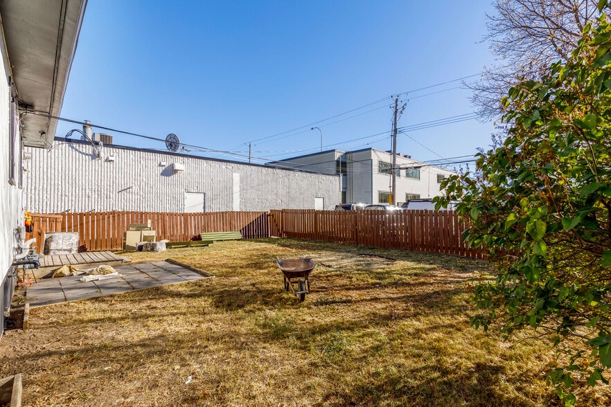 More Photos Of 1507 20 Av NW, Calgary Freestanding For Sale