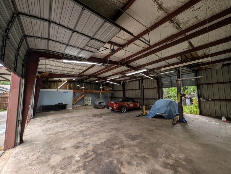 More Photos Of 11914 New Meadow Dr, Houston Light Manufacturing For Sale