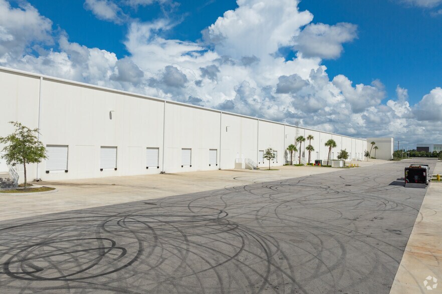 More Photos Of 1240-1270 NE 48th St, Pompano Beach Unknown For Lease