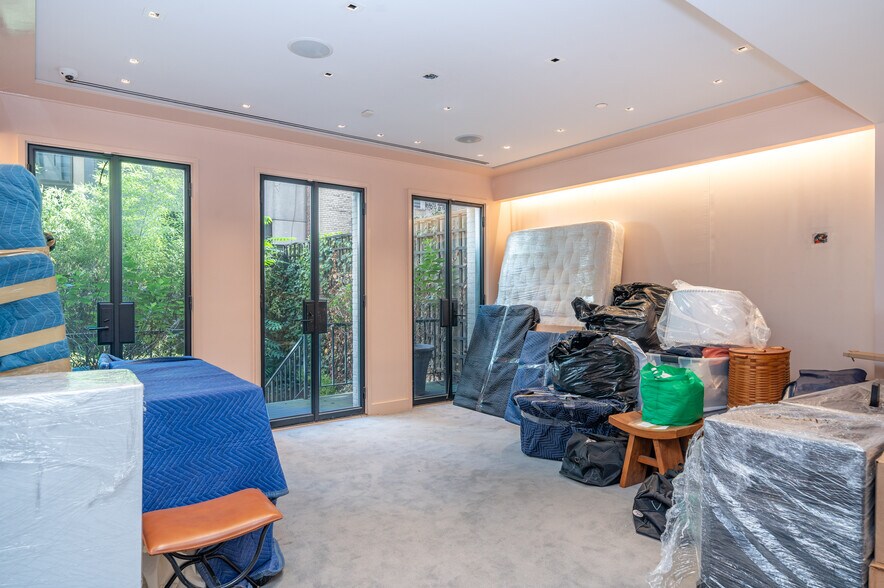 More Photos Of 31 W 54th St, New York Storefront Retail Office For Sale