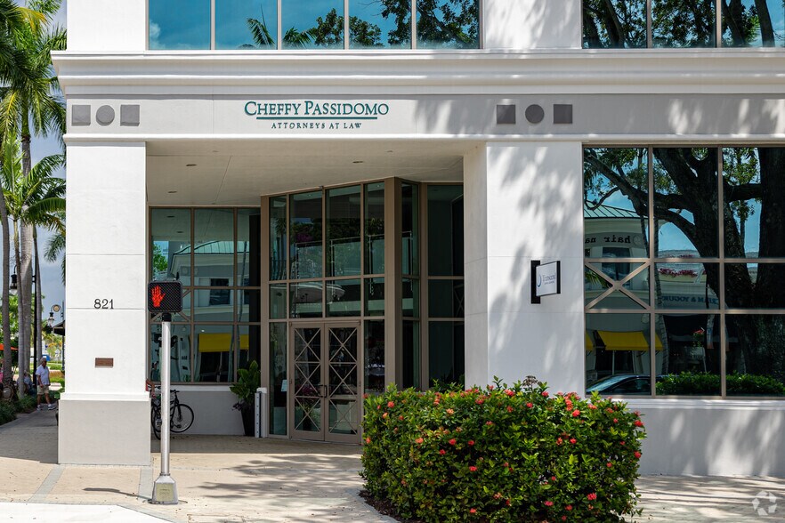 More Photos Of 821 5th Ave S, Naples Office For Lease