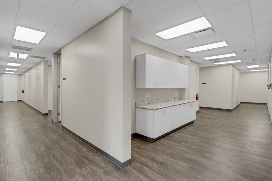 More Photos Of 8110 Parkside Ave, Baytown Warehouse For Sale