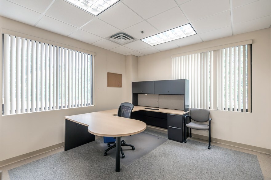 More Photos Of 26 Parkridge Rd, Haverhill Research And Development For Lease