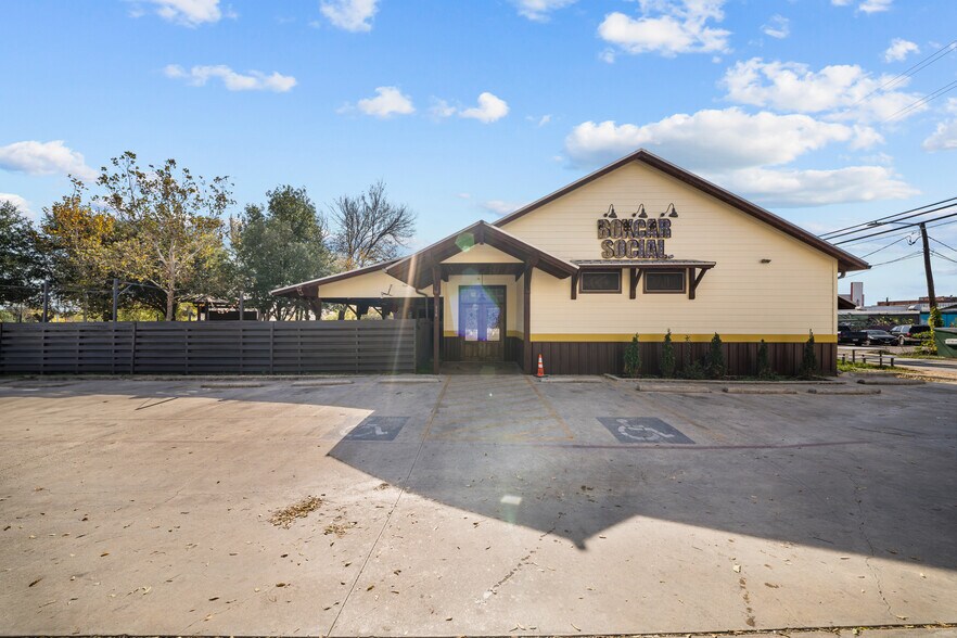 Primary Photo Of 116 Edward Gary St, San Marcos Restaurant For Lease