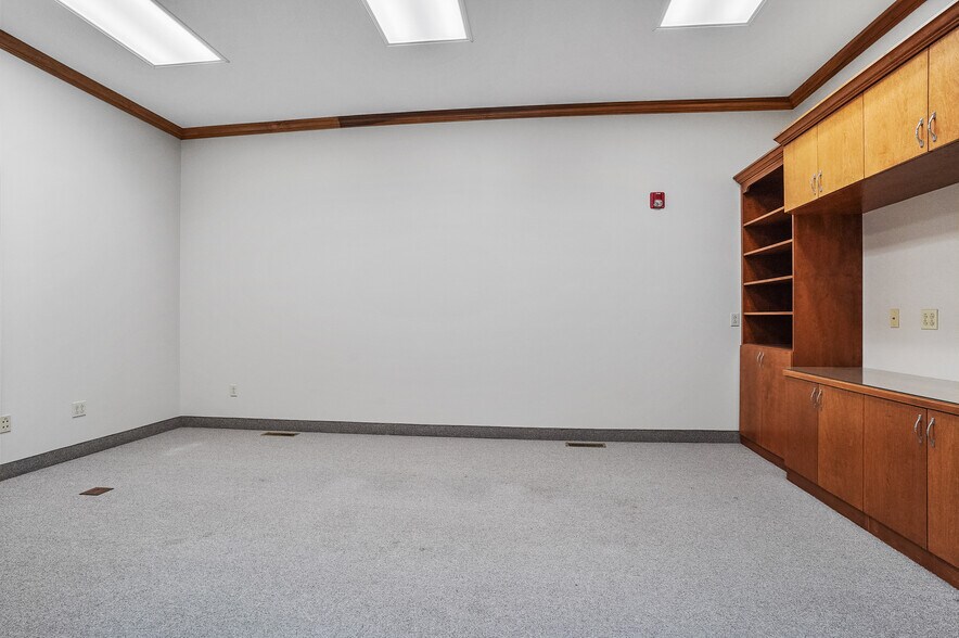 More Photos Of 120 W Aurora Rd, Northfield Medical For Lease