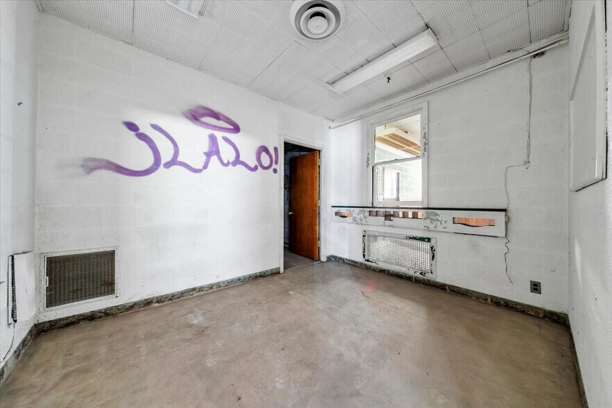 More Photos Of 231 S Colorado St, Salem Freestanding For Sale