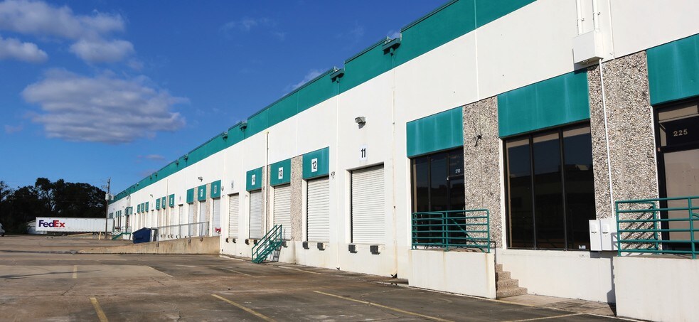 More Photos Of 11502 S Main St, Houston Distribution For Lease