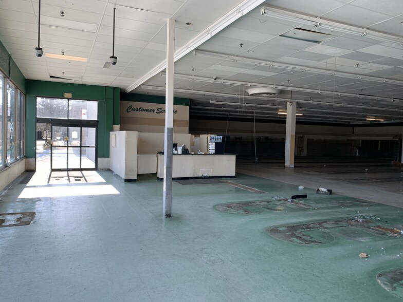 More Photos Of 300-340 Central City Plz, New Kensington General Retail For Sale