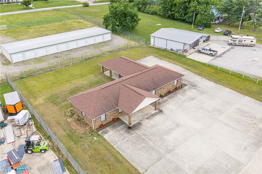 More Photos Of 706 W Broadway St, Spiro Medical For Sale