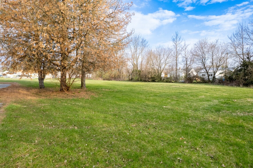 More Photos Of 1255 Engle St, Huntington Light Distribution For Sale