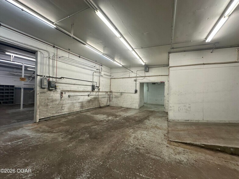 More Photos Of 3236 W 20th St, Joplin Industrial For Sale