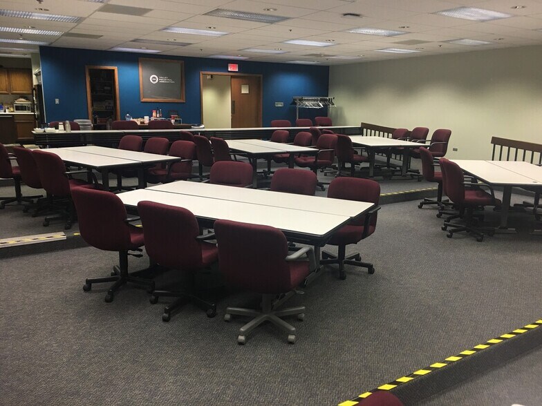 More Photos Of 1950 S Batavia Ave, Geneva Office For Lease