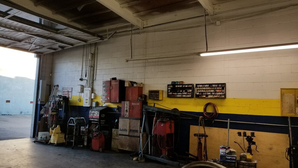More Photos Of 5569 Reseda Blvd, Tarzana Auto Repair For Lease