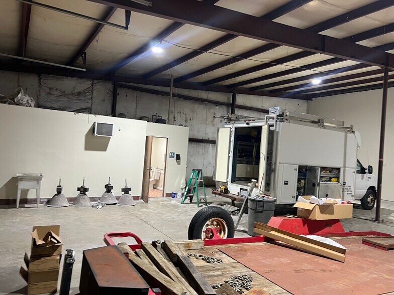 More Photos Of 8890-8942 Goodsite Dr, Hamilton Warehouse For Lease