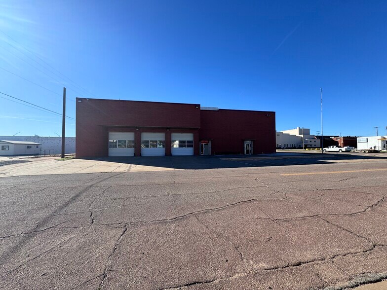 More Photos Of 200 Commerce St, Altus Mixed Retail For Lease