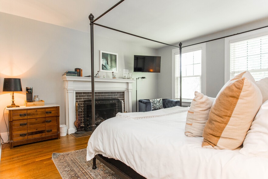 More Photos Of 116 E 46th St, Kansas City Hospitality For Sale