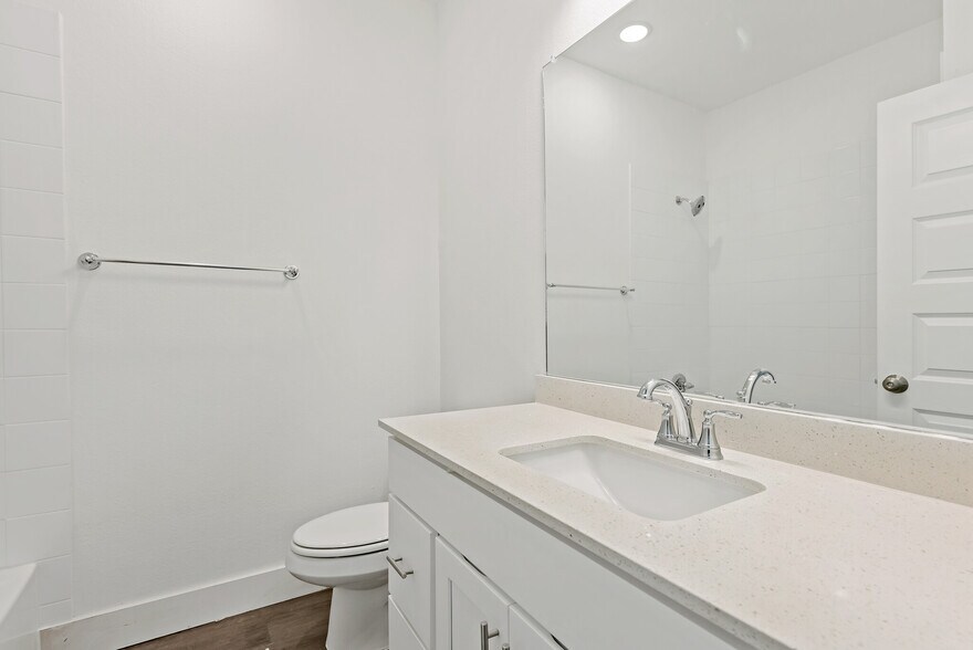 More Photos Of 400-414 E 7th St, Bonham Apartments For Sale