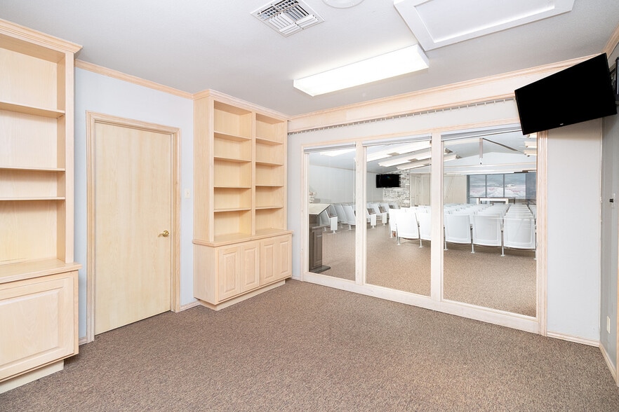 More Photos Of 305 W Dallas St, Llano Religious Facility For Sale