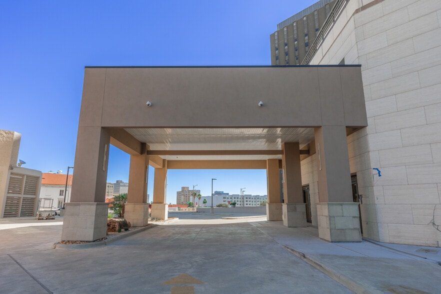 More Photos Of 802 N Carancahua St, Corpus Christi Office For Lease