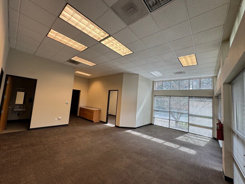 More Photos Of 6455 Lakeview Blvd, Lake Oswego Flex For Sale