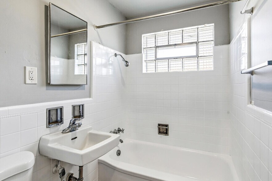 More Photos Of 1467 Joliet St, Aurora Apartments For Sale