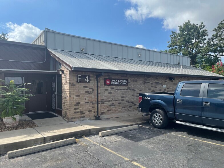 More Photos Of 711 W 38th St, Austin Unknown For Lease