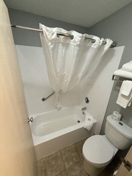 More Photos Of 11 E South Ave, Chippewa Falls Hotel For Sale