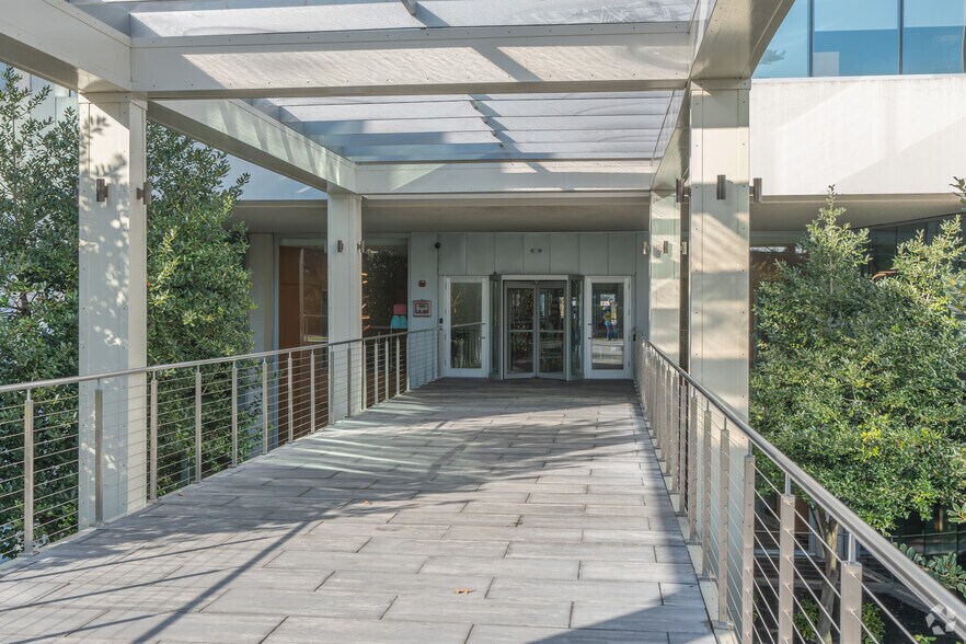 More Photos Of 1 Old Country Rd, Carle Place Office For Lease