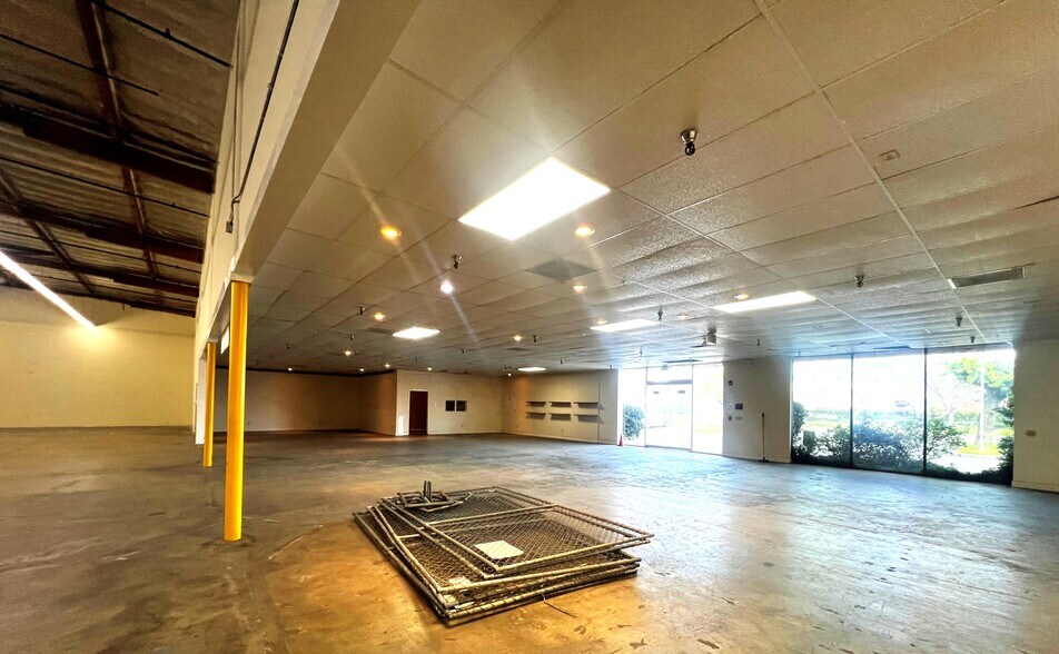 More Photos Of 7939-7947 Canoga Ave, Canoga Park Showroom For Lease