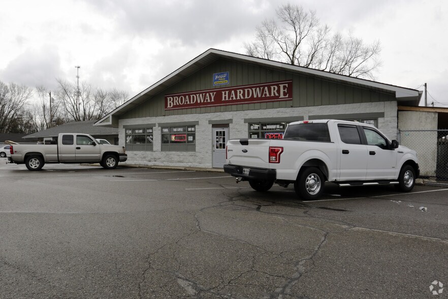More Photos Of 418-426 E Broadway St, Fortville Storefront For Lease